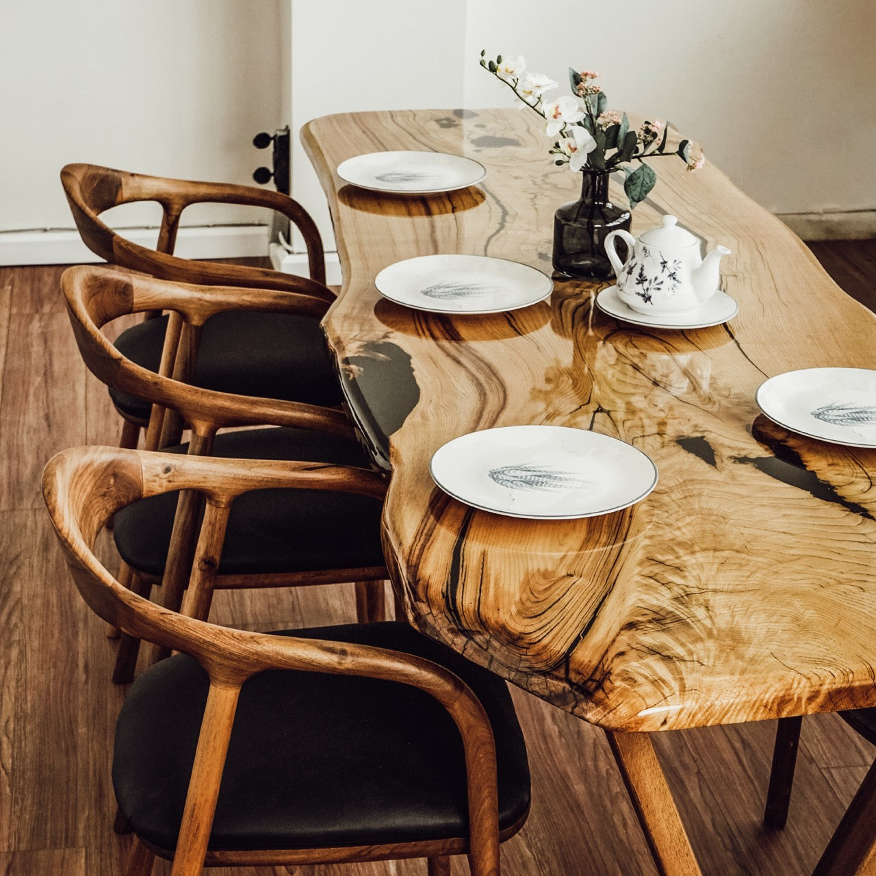 Walnut Dining Table: The Perfect Kitchen Table Choice