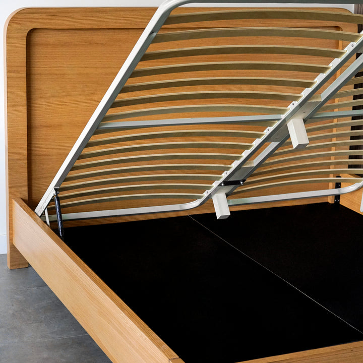 Oak wood storage bed with premium hydraulic lift technology