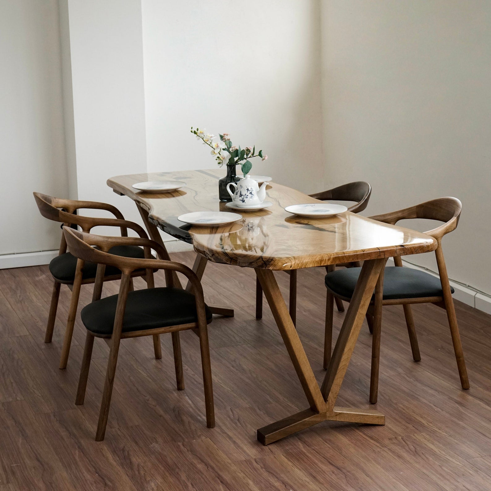 Best chairs for discount live edge dining table